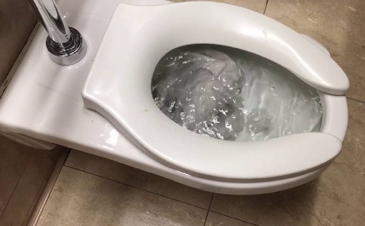 Zašto WC šolja klokoće?